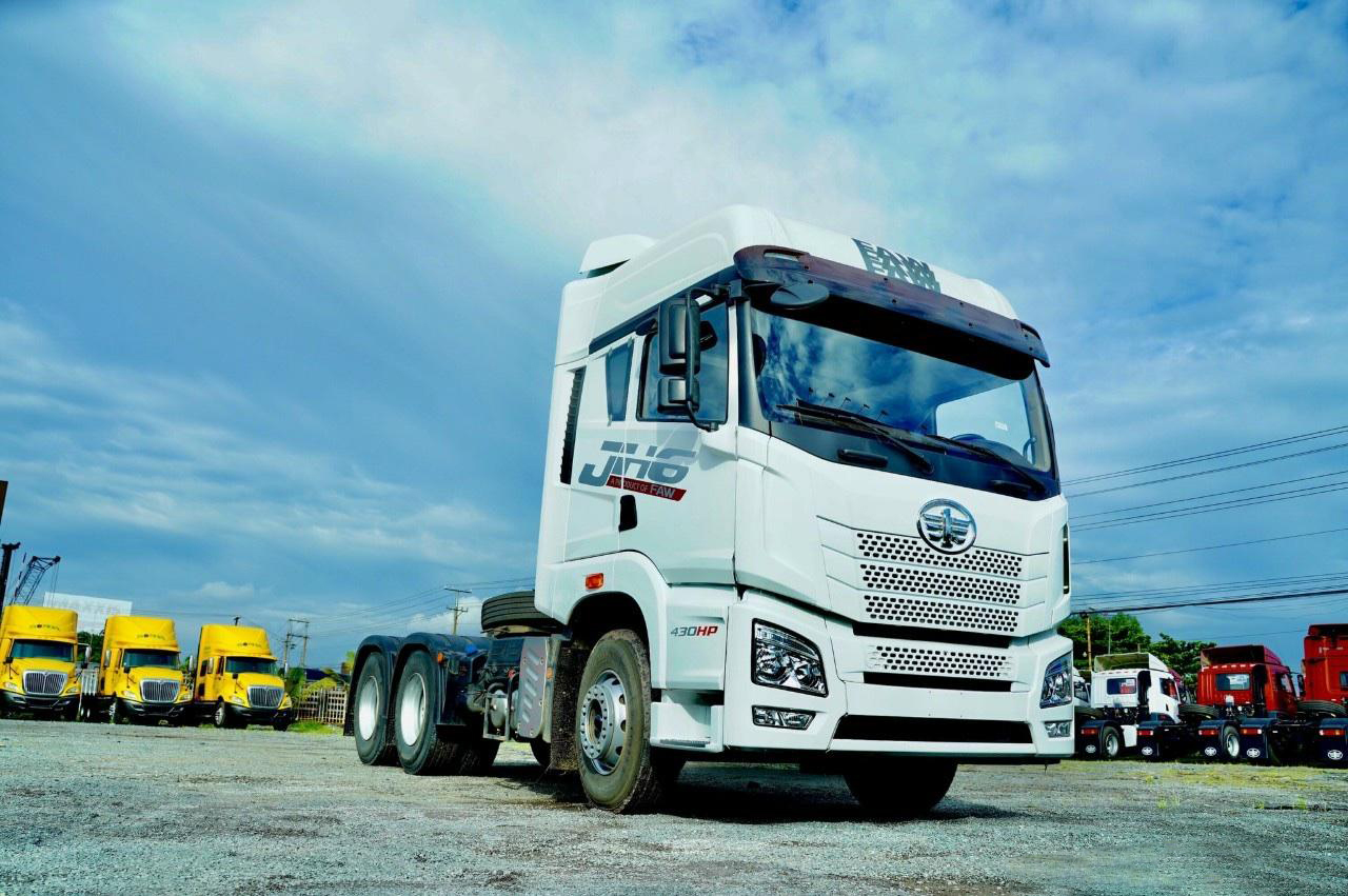Đầu Kéo Faw 2 cầu 430hp cabin JH6 đời mới